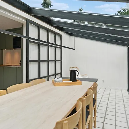 4 Bedroom Beautiful In Casa de Férias