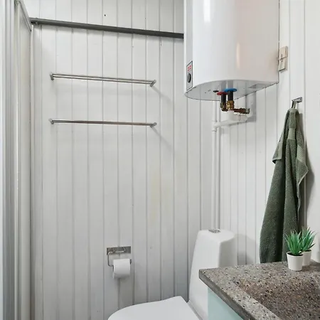 4 Bedroom Beautiful In Casa de Férias *