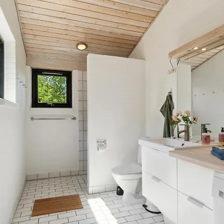 4 Bedroom Beautiful In Casa de Férias