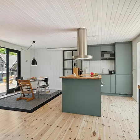 Casa de Férias 4 Bedroom Beautiful In Grenå