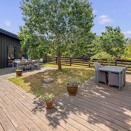 4 Bedroom Beautiful In Prázdninový dům Grenå