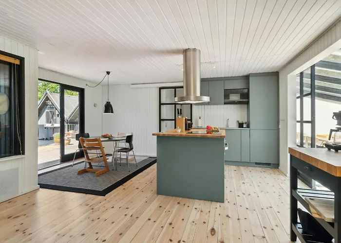 Дом отдыха 4 Bedroom Beautiful In Грена
